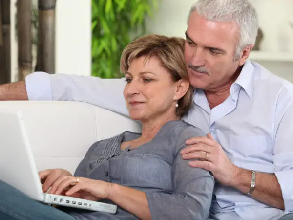 couple de seniors devant ordinateur portable