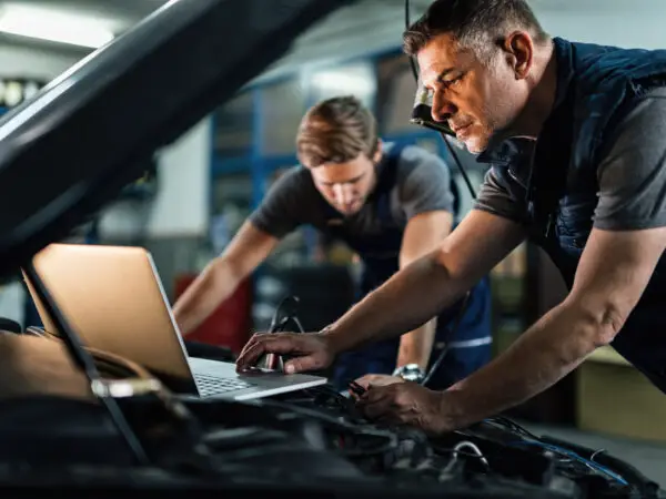 Garagistes effectuant un contrôle technique