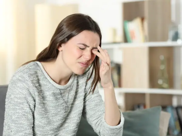 jeune femme qui a mal aux yeux, sécheresse oculaire