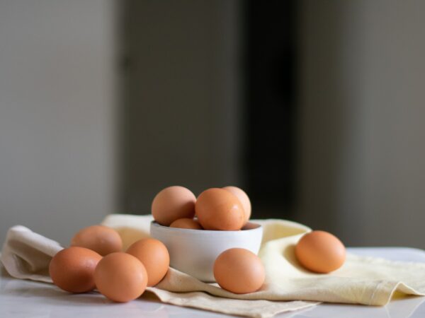 Oeufs frais posés sur une table