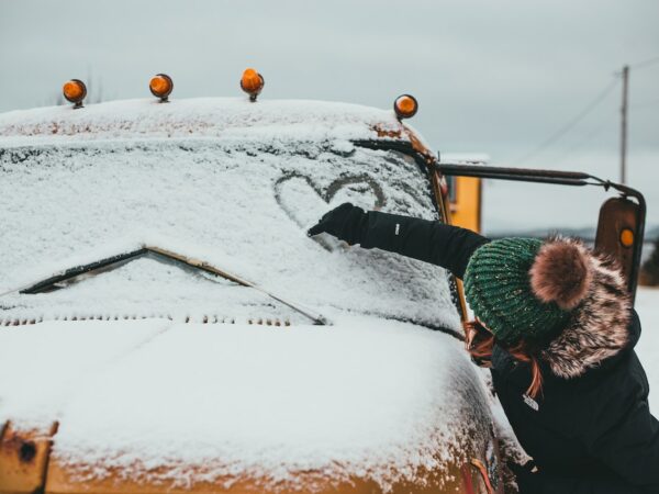 Voiture bloquée par la neige