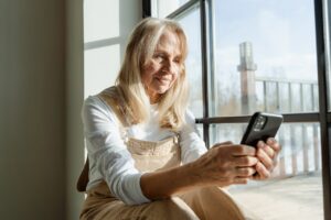 Femme qui calcule age de départ à la retraite