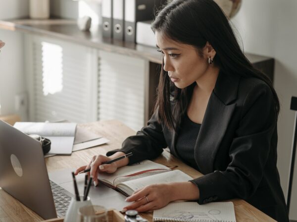 Jeune femme en télétravail