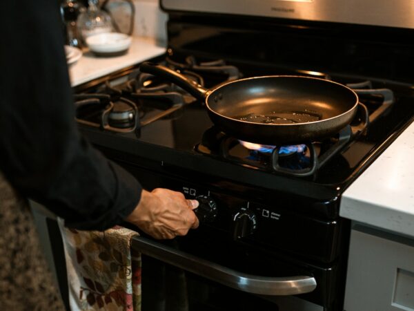 Homme qui cuisine avec une poêle chaude