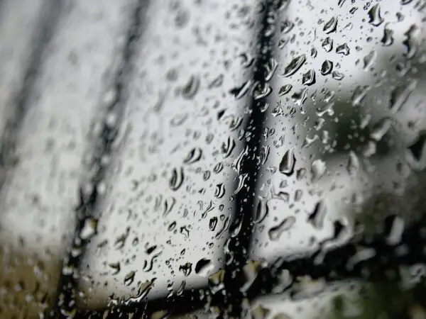 Gouttelettes de pluie en intérieur