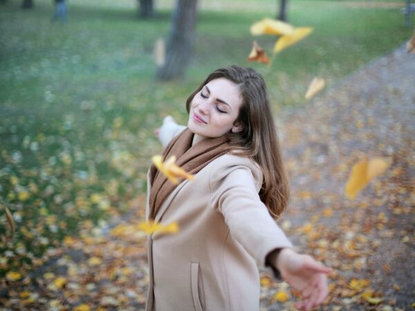 Jeune femme apaisée dans un parc