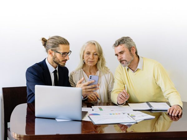 Couple qui compare différents contrats d'assurance