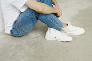 Chaussures blanches: les astuces pour bien les nettoyer