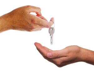 Échange de clefs entre locataire et propriétaire