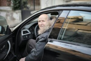 Homme âgé au volant de sa voiture ©Pexels