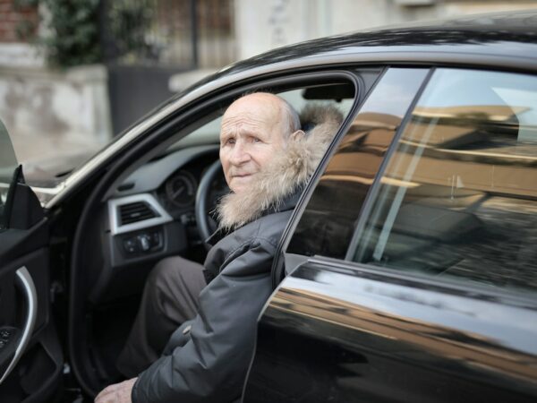 Homme âgé au volant de sa voiture ©Pexels