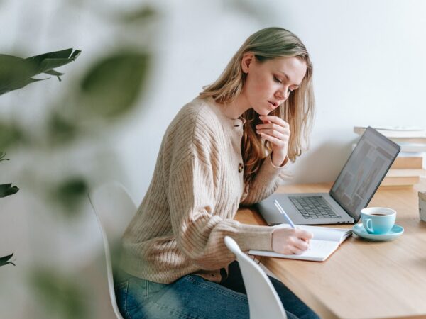 Jeune femme cherchant un médecin sur internet