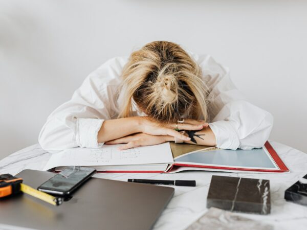 Jeune femme épuisée au bureau