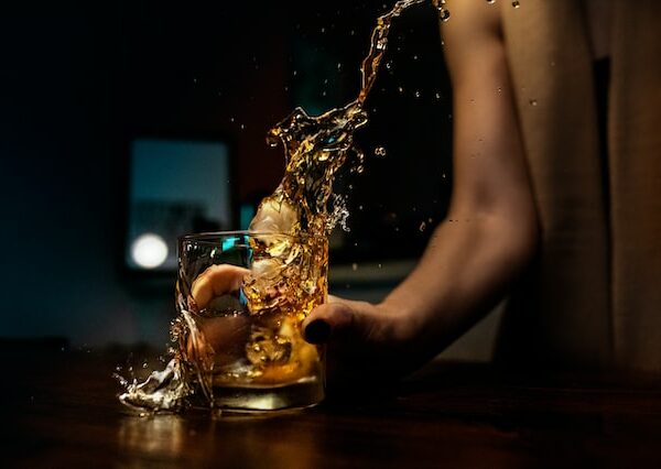 Femme buvant un verre de whisky