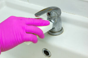 6 astuces ingénieuses pour lutter contre le calcaire des robinets.