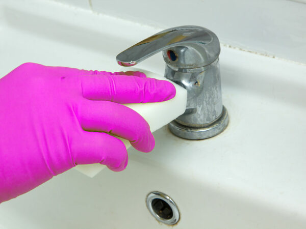 6 astuces ingénieuses pour lutter contre le calcaire des robinets.