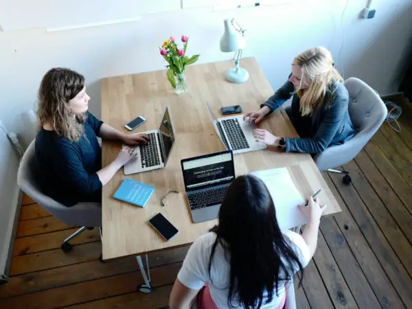 Jeunes femmes assises à leur bureau ©Unsplash