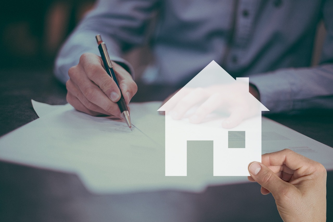 Signature d'un contrat d'assurance habitation ©Pixabay