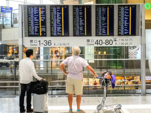 Voyageur sans valise à l'aéroport ©Pexels