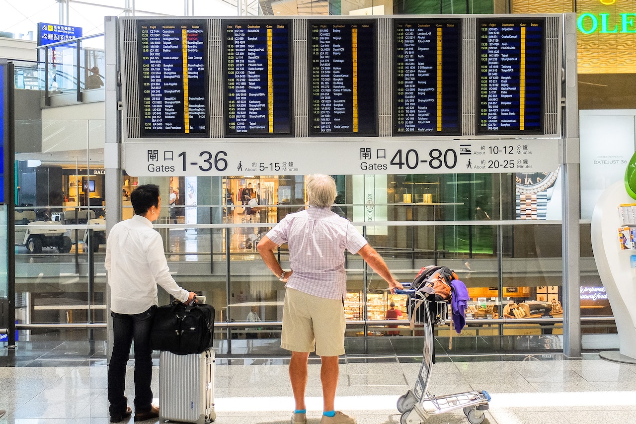 Voyageur sans valise à l'aéroport ©Pexels