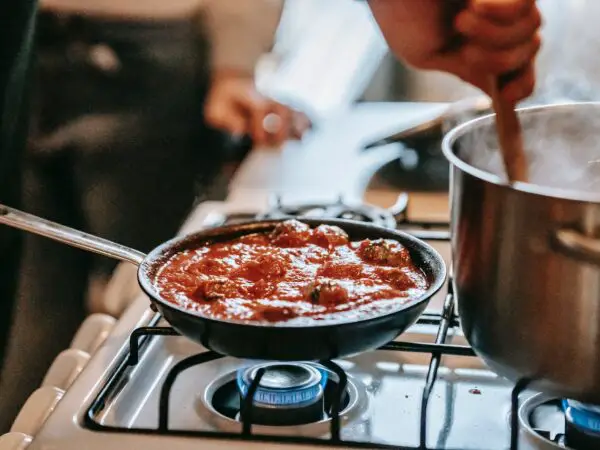 Cuisine équipée d'une gazinière ©Pexels