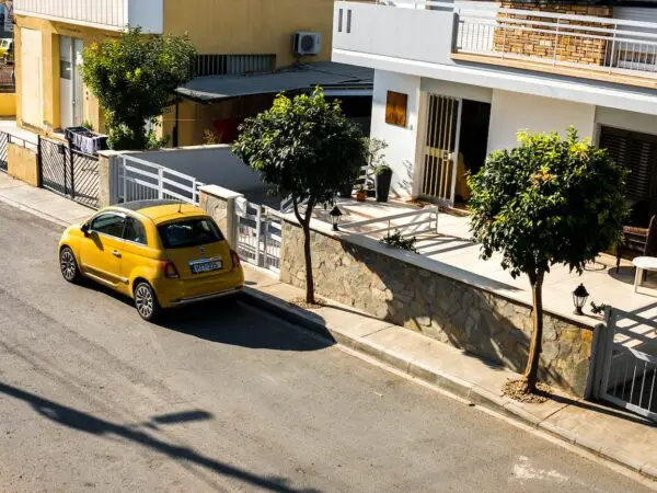 Voiture stationnée devant un une sortie de garage ©Pexels