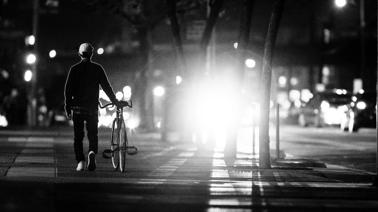 Cycliste la nuit ©Pexels