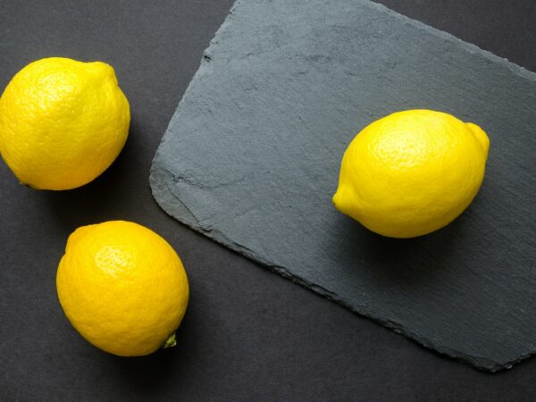 Citrons jaunes posés sur une table ©Pexels