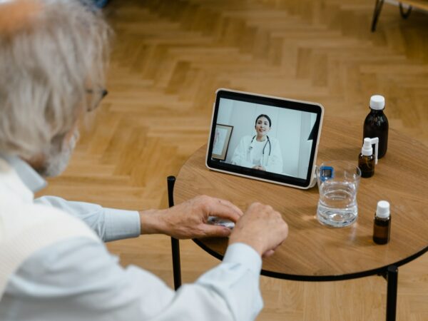 Homme en téléconsultation avec son médecin ©Pexels