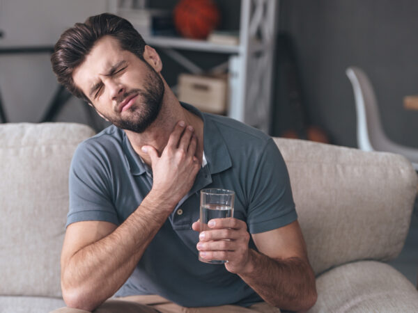6 remèdes naturels contre les maux de gorge.