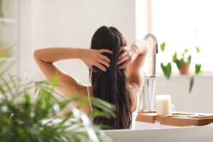 Cheveux gras : Comment vous débarrasser de l'excès de sébum ?