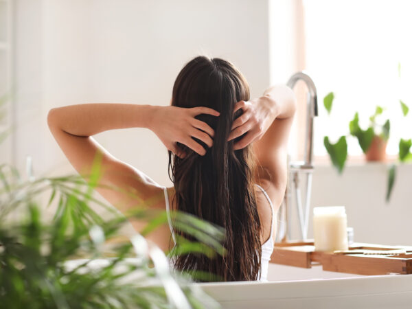 Cheveux gras : Comment vous débarrasser de l'excès de sébum ?