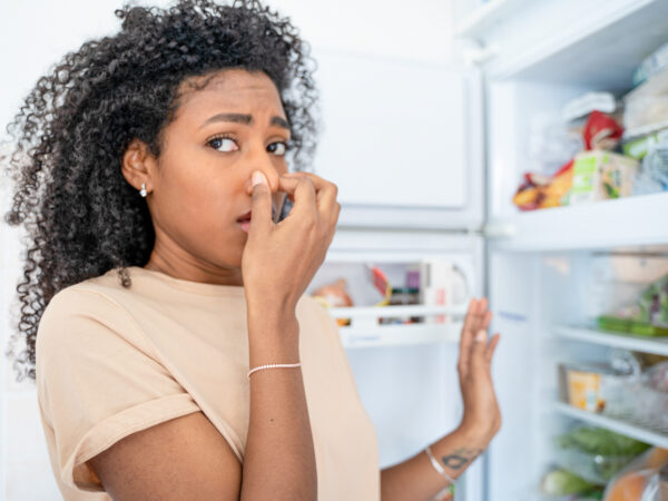 Odeurs désagréables dans votre frigo : comment les éliminer ?