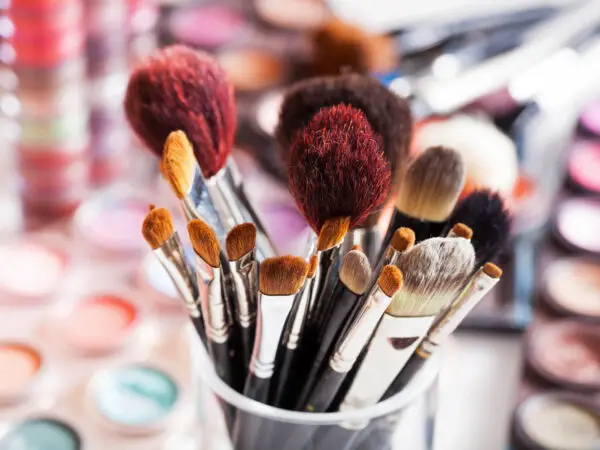 4 astuces faciles pour nettoyer vos pinceaux de maquillage.