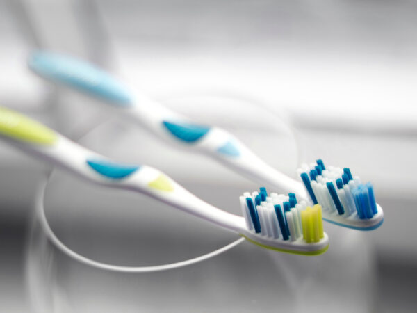 6 astuces naturelles pour nettoyer et désinfecter votre brosse à dents.