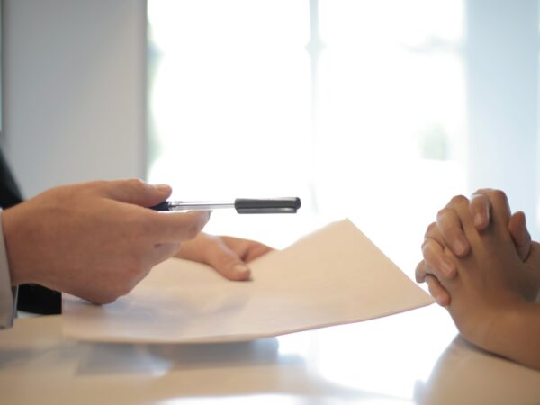 Contrat signé entre un particulier et son banquier ©Pexels