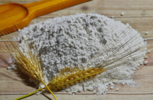 Les 7 utilisations insoupçonnées de la farine dans le nettoyage de la maison