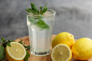 Pourquoi faut-il boire de l’eau citronnée tous les jours ?