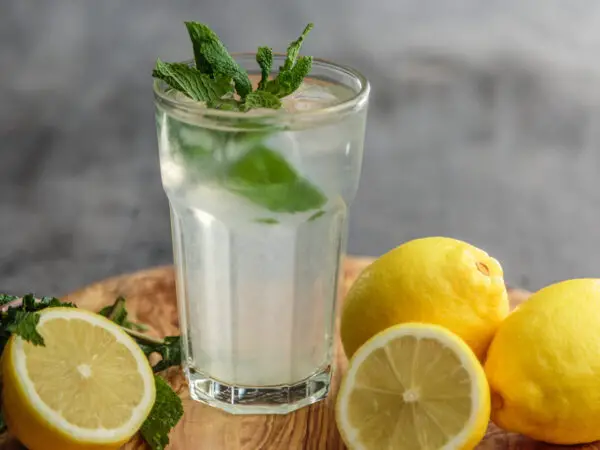 Pourquoi faut-il boire de l’eau citronnée tous les jours ?
