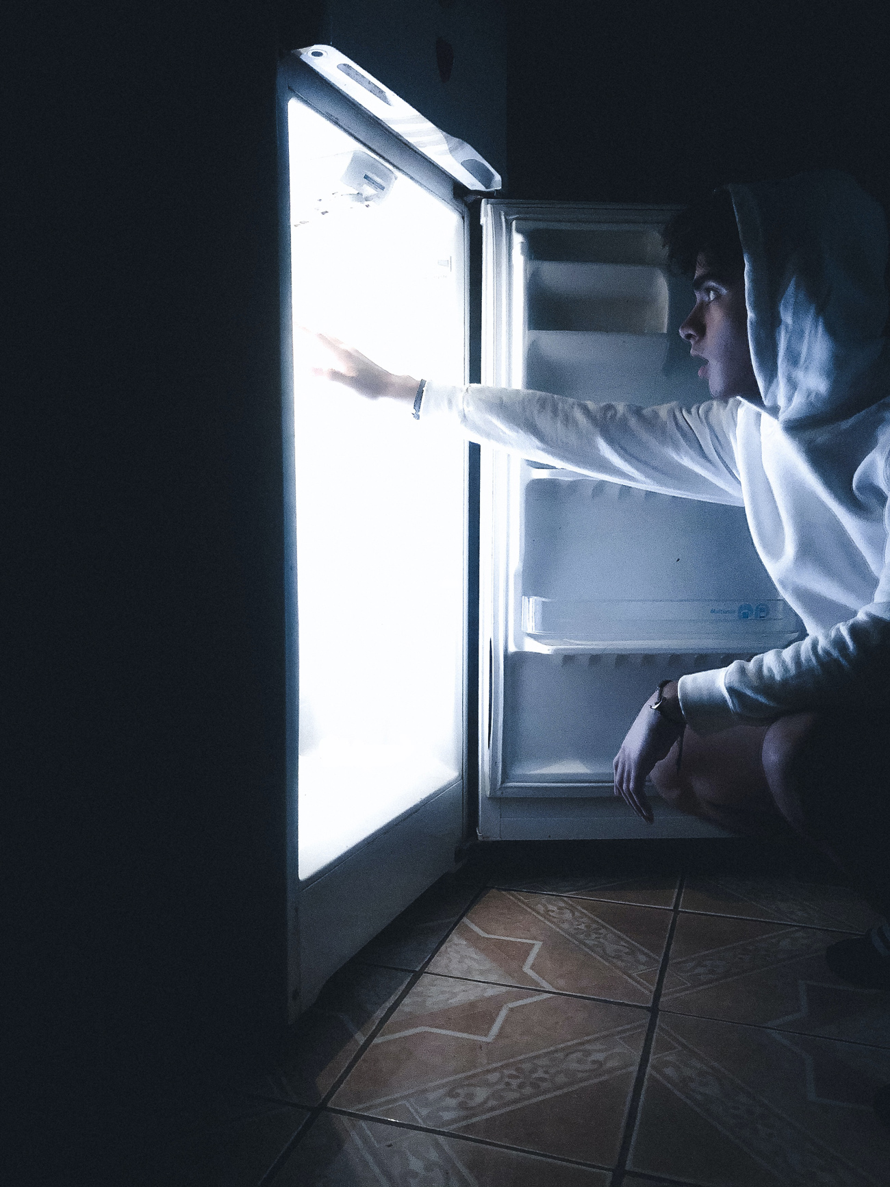 Votre frigo fait du bruit ? Voici des solutions simples et efficaces !