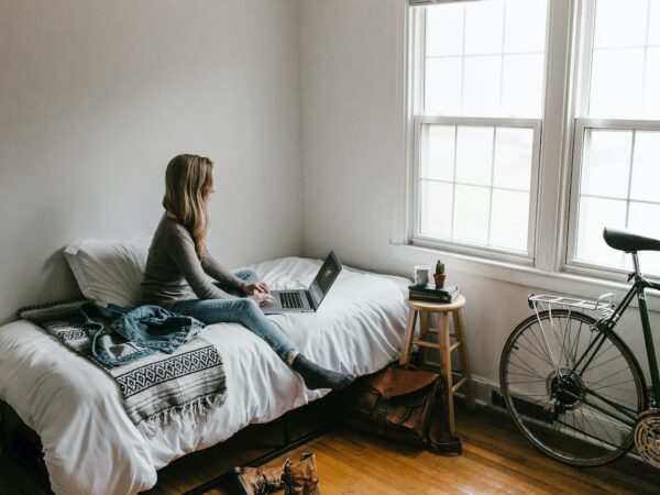 Jeune femme louant son appartement ©Pexels