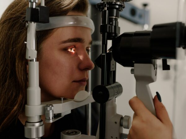 femme chez l'ophtalmologiste ©Pexels