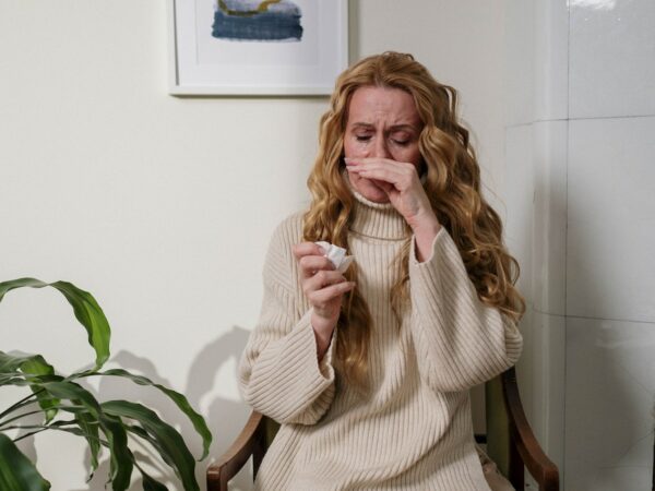 Femme en pleine crise allergique ©Pexels