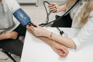 Hypertension artérielle: les symptômes inattendus quand elle n’est pas traitée