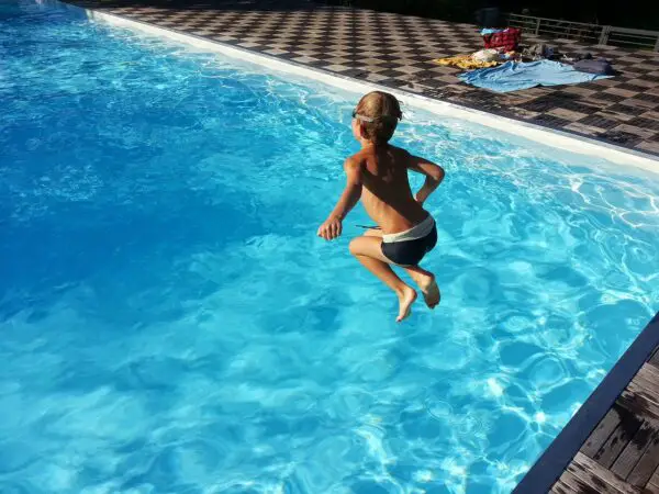 Enfant dans une piscine ©Pixabay