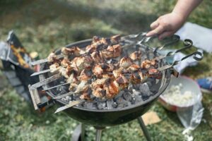 Barbecue dans son jardin ©Pexels