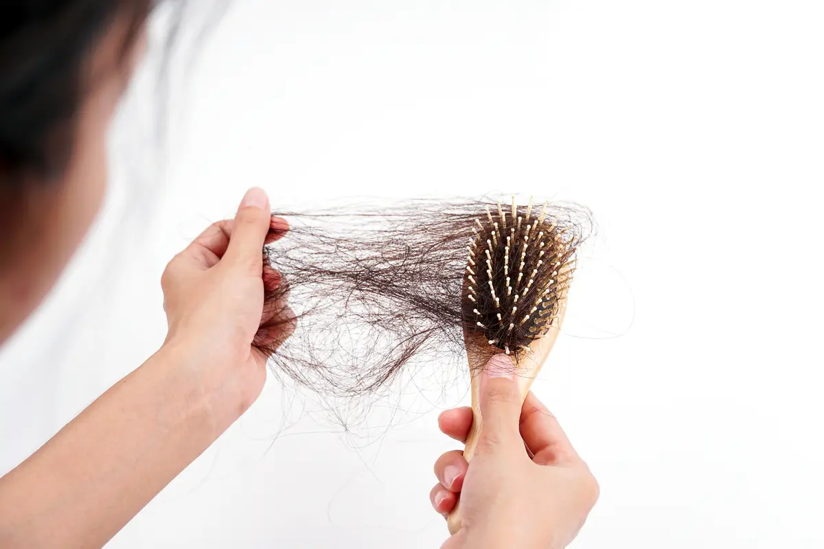 Stop à la chute : les solutions pour préserver vos cheveux