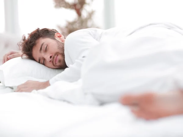 5 raisons de placer un coussin entre vos jambes lorsque vous dormez sur le coté