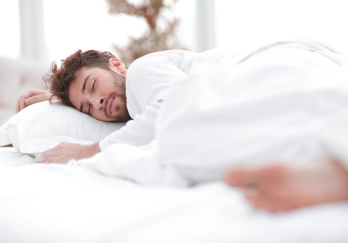 5 raisons de placer un coussin entre vos jambes lorsque vous dormez sur le coté