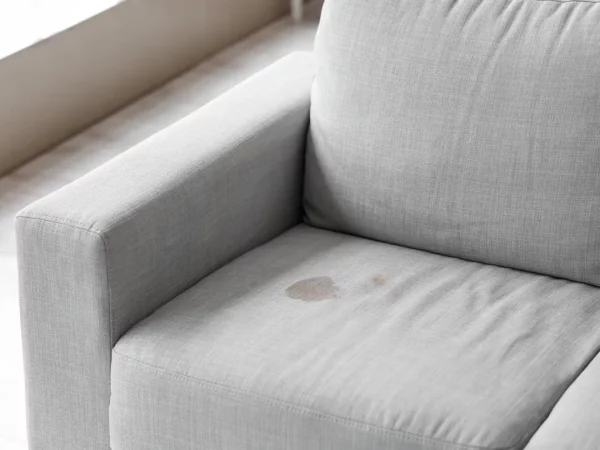 Retirer facilement les taches de gras sur votre canapé grâce à ces astuces